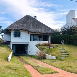 Casa En Playa Mansa De Tres Dormitorios En Venta, Punta Del Este