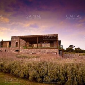 Casa De Ocho Dormitorios En Jose Ignacio En Barrio Privado Club De Mar En Alquiler
