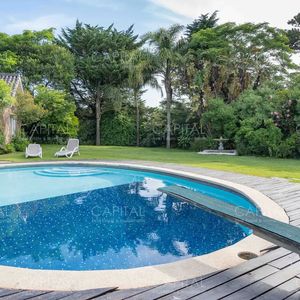 Casa De Ocho Dormitorios En Pinares, Punta Del Este A Una Cuadra Del Mar En Alquiler Temporal