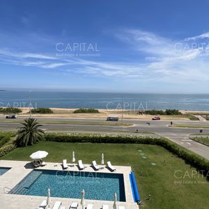 Apartamento De Un Dormitorio Y Medio En Alquiler Temporal, Frente Al Mar En Playa Mansa.