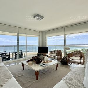 Apartamento De Tres Dormitorios Y Dependencia Frente Al Mar En Alquiler De Temporada, Playa Mansa, Punta Del Este.