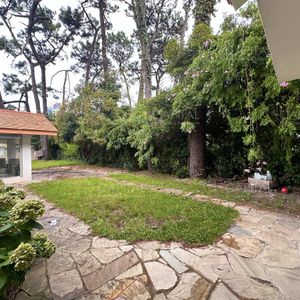 Casa En Alquiler Anual De 3 Dormitorios Y Dependencia, Punta Del Este.
