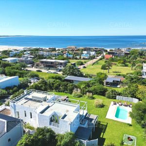 Casa En Venta En Pueblo De José Ignacio Cuatro Dormitorios Y Dependencia