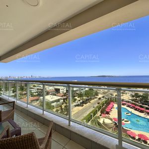 Apartamento De Tres Dormitorios Y Servicio Con Vista Al Mar En Alquiler De Verano, Playa Mansa, Punta Del Este.