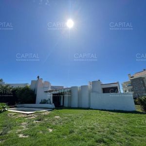 Casa Arquitectonica Con Gran Terreno Frente Al Mar E Ideal Para Inversores