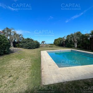 Casa Primera Fila En Playa Brava De Cuatro Dormitorios En Alquiler