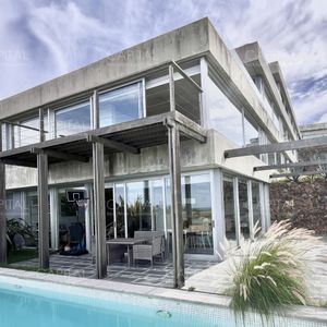Apartamento De 3 Dormitorios Con Piscina Propia Y Vista Al Mar