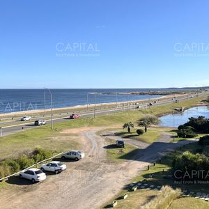 Apartamento En Venta De 3 Dormitorios En Playa Mansa Frente Al Mar