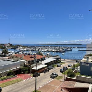 Apartamento De Tres Dormitorios Y Medio Más Dependencia, Edificio Monarca, Punta Del Este.