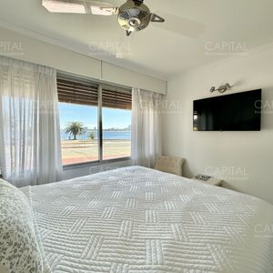 Apartamento De Tres Dormitorios Con Vista Al Mar, Playa Mansa, Punta Del Este