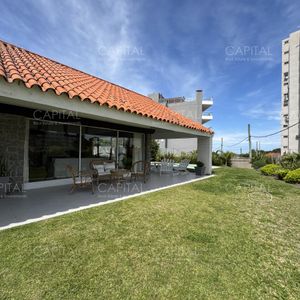 Casa De Cinco Dormitorios  En Alquiler En Playa Mansa