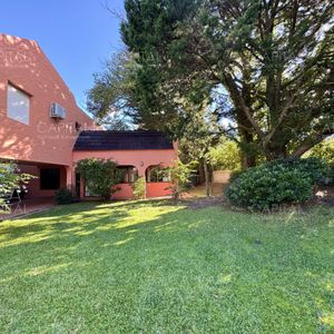 Casa En Venta De Cinco  Dormitorios En Playa Mansa
