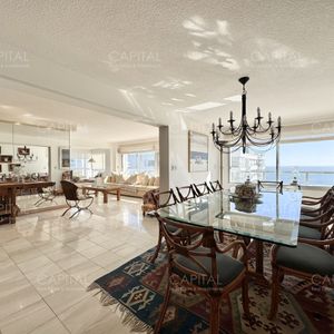 Apartamento De Tres Dormitorios Y Dependencia En Venta, Playa Mansa, Punta Del Este.