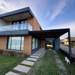 Casa En Venta En Punta Ballena De 3 Dormitorios En Barrio Privado.