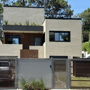 Casa De 4 Dormitorios En Venta, Zona Colegios, Punta Del Este.