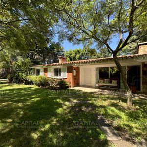 Casa En Alquiler Anual De Tres Dormitorios Y Escritorio, Cantegril, Punta Del Este.