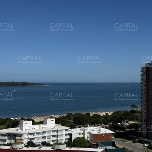 Apartamento De Dos Dormitorios Con Parrillero Propio En Alquiler, Playa Mansa, Punta Del Este.