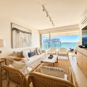 Apartamento En Venta 2 Dormitorios, En Playa Mansa Con Vista Al Mar