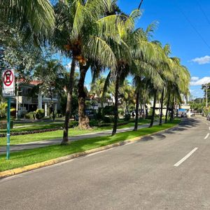 Casas De Lujo En Venta, Av. Banzer En Condominio