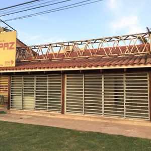 Alquilo 2 Locales Comerciales Sobre La Av. Santos Dumont Por El 5º Anillo.