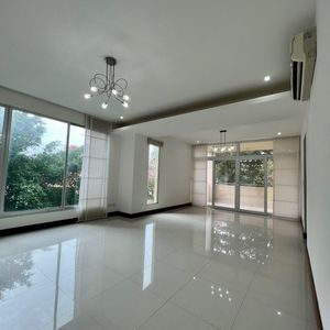 En Venta Exclusivo Penthouse De 247 M2 +2 Garajes + Baulera - Cond.tarumá