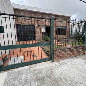 Ituzaingo Ref Y2058  Casa En Venta (garay Y Camino Corrales) A 1 Cuadra De Av. Damaso A Larrañaga