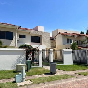 Alquiler de casas de 4 dormitorios con balcón en Bolivia 