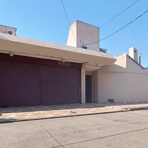 En Venta! Amplia Y Lujosa Casa En Esquina Y Con Piscina