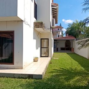En Alquiler | Amplia Casa En Barrio Hamacas