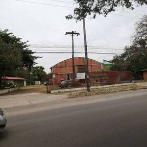 En Alquiler  Amplio Terreno +oficinas + Galpón