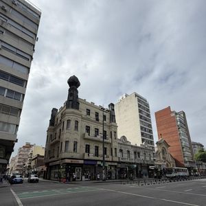 Vazquez Y Av. 18 De Julio - 642m2 En Emblematico Edificio Esquinero