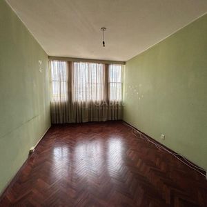 2 Dormitorios + Servicio, Patio Y Garage En Centro