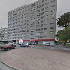 Apartamento En Malvin.  Av. Italia Sur – 3 Dormitorios, Muy Luminoso
