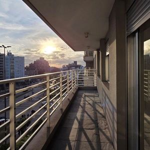 Apartamento Alquiler, 2 Dormitorios Con Gran Balcón. La Blanqueada. 604.