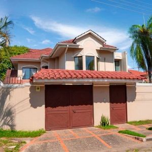 En Barrio Las Palmas,a Solo Bs 8.000;casa En Alquiler