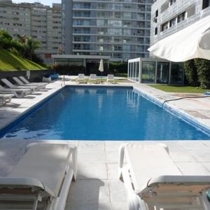 Edificio De Categoria Con Servicios Sobre Roosevelt