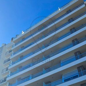 Apartamento A Estrenar En Tres Cruces. Excelente Ubicación. Con Cochera Fija.  
