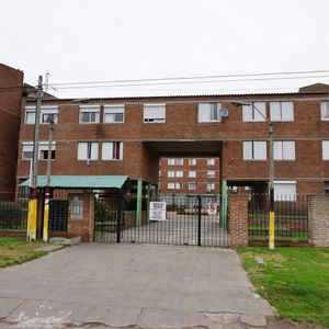 Apartamento Muy Bien Ubicado En Barrio Lezica ( A 2 Cuadras De La Avenida ) Buen Estado De Conservación