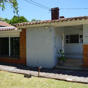 2 Casas Con Entrada Para Autos En Colón A Mts De Av Garzón