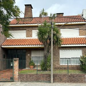 Chalet De Tejas De Muy Buena Edificación Ubicado Próximo A Millán Y Raffo