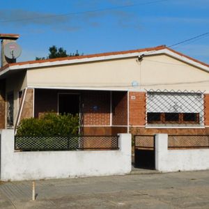 Bajó De Precio !! Hermoso Chalet De Tejas Con Garage Para 5 Autos ( Posibilidad De 2° Vivienda )