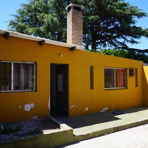 Casa De 2 Dormitorios + Galpón Con 9 Cocheras Alquiladas En $ 20.000 Y Amplio Fondo ( Belvedere )