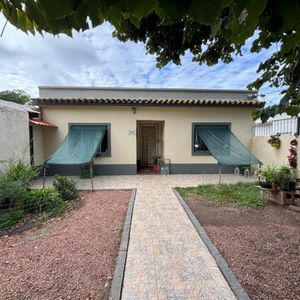 Buena Casa "con Renta" 2 Dormitorios Y Garage, Excelente Estado De Conservación En Lezica