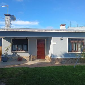 Muy Buena Casa Con Apto De Servicio, Terreno De 1201 M2 Con 16 Mts De Frente