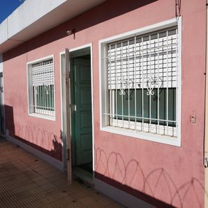 Ideal Matrimonio Y/o Inversor, Apartamento Planta Baja Con 2 Patios Y Parrillero En El Corazón De Sayago