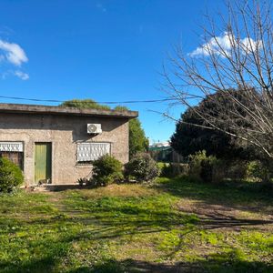Casa De 2 Dormitorios Con Jardín Y Fondo (solar De 604 M2) En Progreso Canelones