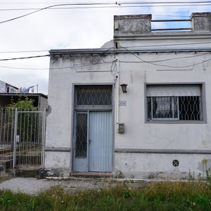Casa En Sayago Con Lugar Para Autos, Fondo Con Muros Altos ( Solar De 232 M2 ) Y Parrillero
