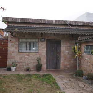 Casa De 3 Dormitorios, 2 Baños, Garage, Fondo Y Barbacoa En Peñarol