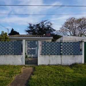 Casa 2 Dormitorios Con Garage, Jardín Y Fondo En Peñarol (solar De 462 M2)