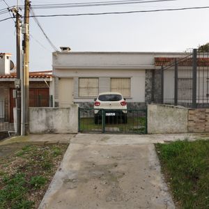 Casa "con Renta"  De 2 Dormitorios, Jardín Y Fondo Ubicada En El Corazón De Sayago